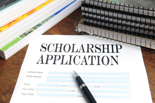 ما هو الفرق بين المصطلحات الأربعة: Scholarship, Studentship, Fellowship, Assistantship ؟